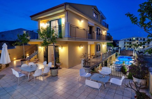 Marina di Ragusa Apartment | Apartment 'Venere In Villa' with Shared Pool, Wi-Fi and Air Conditioning