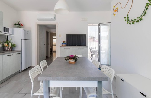 Marina di Ragusa Apartment | Apartment "Villa Vani - Appartamento 1" with Sea View, Pool, Terrace & Wi-Fi