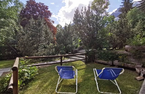 La Palud Apartment | Apartment 'Vista Monte Bianco' with Mountain View and Private Garden