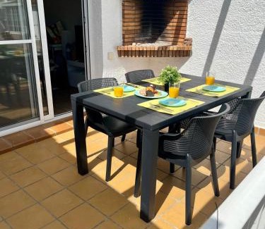 Riumar Apartment | Apartment with a pool near the beach