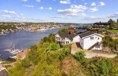 Kolbjørnsvik Apartment | Apartment with amazing views - free parking