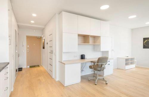 Business District Apartment | Apartment with balcony and castle view by URBAN RENT