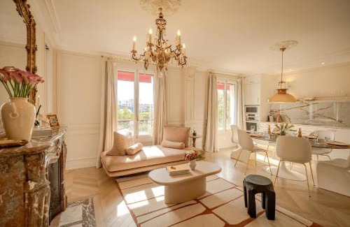 Quartier du Gros-Caillou Apartment | Apartment with Eiffel Tower view