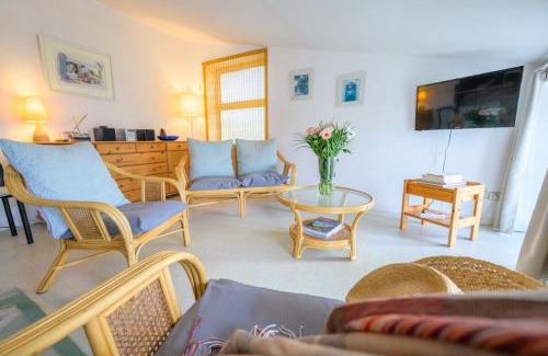 Saint-Martin-de-Re Apartment | Apartment with 3 windows overlooking the port of St Martin de Ré