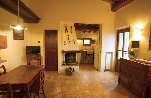 Radicofani Apartment | Apartment with garden in old farmhouse with swimming pool