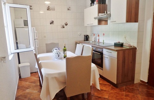 Seline Condo | Apartment with garden near the beach