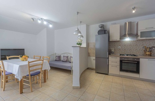 Zubovici Apartment | Apartment with sea view and pool
