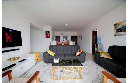 Mbotela Apartment | Apartment with View and Balcony