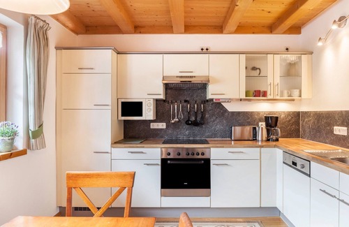 Unterammergau Apartment | Apartment 'Wohnung Grün - Ferienhaus Ammergau' with Mountain View and Wi-Fi