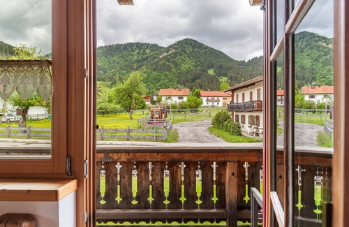 Unterammergau Apartment | Apartment 'Wohnung Grün - Ferienhaus Ammergau' with Mountain View and Wi-Fi