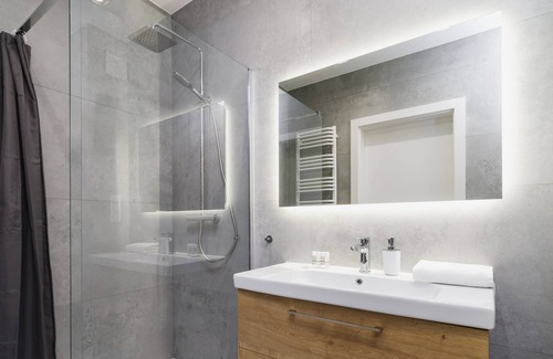 Czyzyny Apartment | Apartments Cracow Lema 15 by Renters