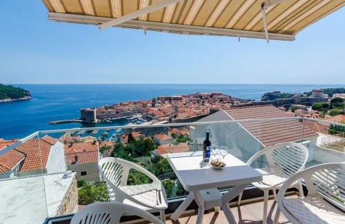 Ploce Apartment | Apartments Isabora - Comfort Three-Bedroom Apartment with Balcony and Sea View Second Floor