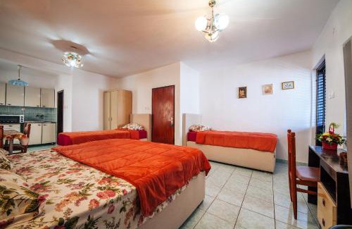 Maini House | Apartments Mary