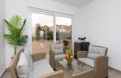 Cove Makarac (Milna) Apartment | Apartments Tino- Two Bedroom Apartment with Terrace and Sea View A2