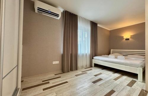 Sukhinovka Apartment | ApartPoltava Розкішна студія з КУТОВОЮ ВАННОЮ, 1-й будинок біля Корпусного парку, ПАНОРАМНИЙ балкон