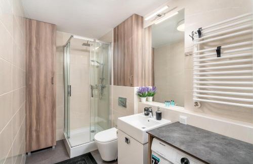 Krzyki Apartment | ApartWro 3th - apartament przy dworcu głównym PKP, balkon, garaż, rowery