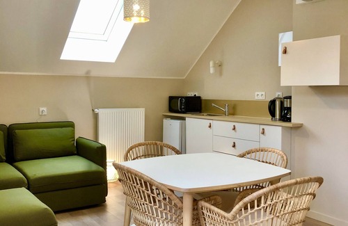 Lons-le-Saunier Apartment | App* 2/4 pers "Nature", air-conditioned with garden
