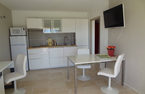Manosque Apartment | appart ground floor with terrace, garden in villa