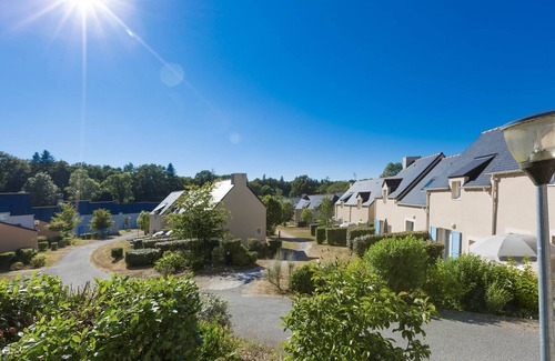 Le Tronchet Condo | Appart sur la Côte d'Émeraude, Terrain Multisports