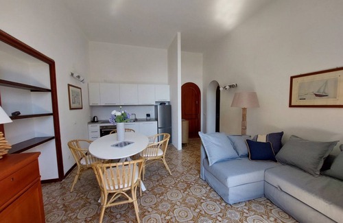 Cavo Apartment | Appartamento con Terrazza Vista Mare , Aria Condizionata Accesso al Mare