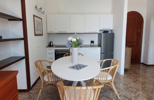 Cavo Apartment | Appartamento con Terrazza Vista Mare , Aria Condizionata Accesso al Mare