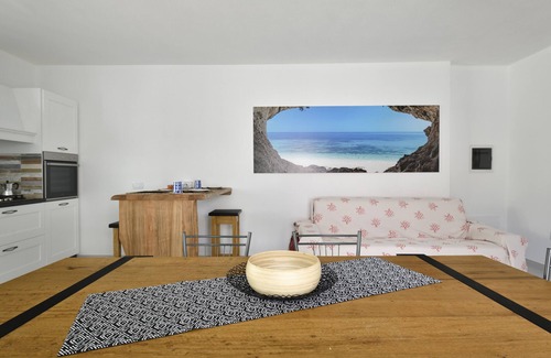 Cala Gonone Apartment | Appartamento Prato al Mare with Garden, A/C & Wi-Fi