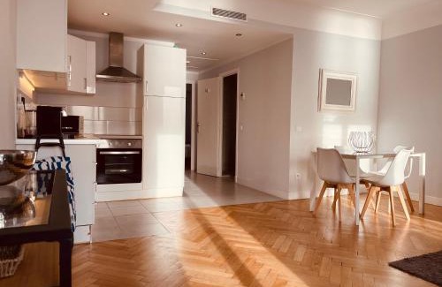 Fabron Apartment | Appartement 2 chambres avec Terrasse Vue sur la Mer