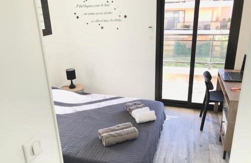 Antibes Apartment | Appartement 3 pieces, refait a neuf, haut standing, piscine, mer a pieds