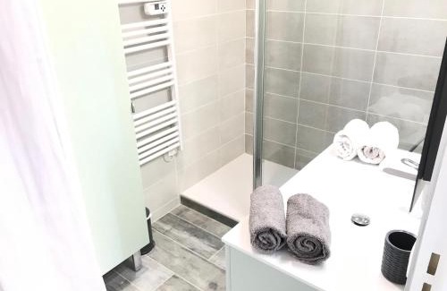 Antibes Apartment | Appartement 3 pieces, refait a neuf, haut standing, piscine, mer a pieds