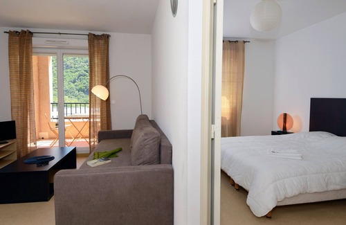 Avene Condo | Appartement Abordable au Calme! Accès Piscine + TV