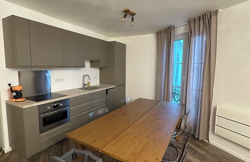 Quartier de la Folie-Mericourt Apartment | Appartement au Cœur du Marais : Un Havre Rénové Pour vos Escapades Parisiennes"
