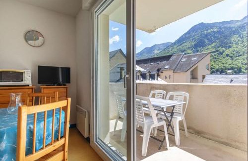 Cauterets Apartment | Appartement cosy Cauterets, balcon sud, proche centre & télécabine, 4 pers, parking inclus - FR-1-401-15