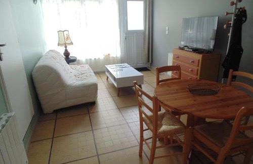 Royan Apartment | Appartement entièrement rénové avec Wifi tout à pied