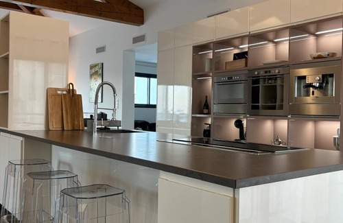 Miomo Apartment | Appartement de Prestige Idéalement Situé au Bord de L'eau Avec Grande Terrasse