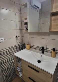 Balaruc-les-Bains Apartment | Appartement les hauts de balaruc L' escapade T2 rénové parking climatisation et piscine
