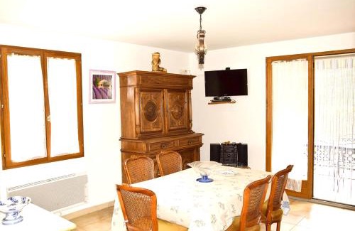 La Roche-sur-le-Buis Apartment | Appartement moderne à La Roche-sur-le-Buis, avec piscine.