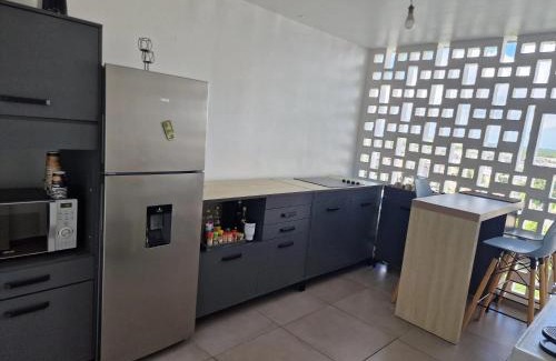 Les Abymes Apartment | Appartement spacieux aux Abymes avec vue sur la ville, 70 m²