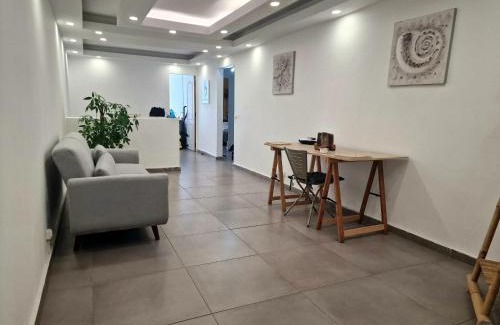 Les Abymes Apartment | Appartement spacieux aux Abymes avec vue sur la ville, 70 m²