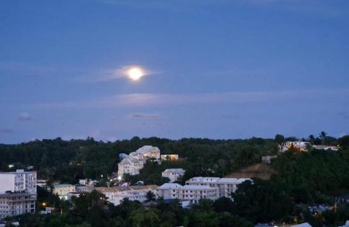 Les Abymes Apartment | Appartement spacieux aux Abymes avec vue sur la ville, 70 m²