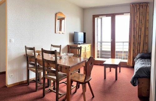 Villarembert Apartment | Appartement tout confort avec balcon, skis aux pieds, piscine chauffée, proche commerces et remontées mécaniques - FR-1-267-231