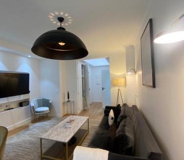 Faubourg-du-Roule Apartment | Appartements 2BR Berri Champs Elysées