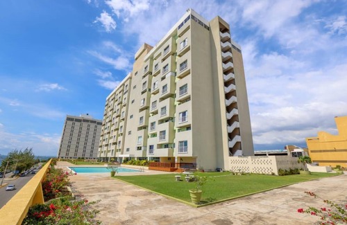 Kingston Condo | Appealing 3 bedroom with Pool, Balcony and Scenic View, Kingston Waterfront.