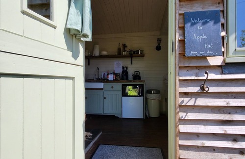 Paignton Cabin | Apple hut, romantic shepherd hut retreat with log burner, hot tub, pet friendly!