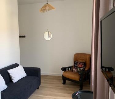 Loures-Barousse Apartment | Appt 1er étage avec jardin partagé