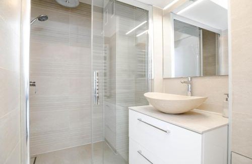 Puteaux Apartment | Appt with Eiffel Tower view at Paris La Defense