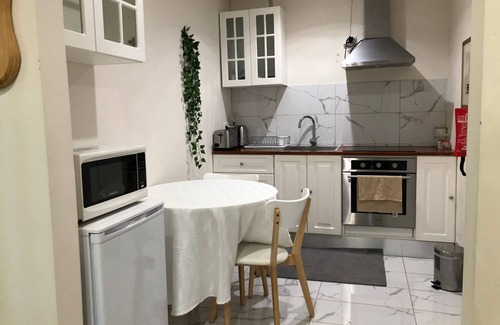 Melton West House | Aprtment in large home w/parking close to hiking trails/swimpool/shopping mall