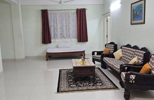 Toli Chowki Apartment | APT 4 Spacious 3-bedroom apartment with WiFi, AC in delightful Hyderabad