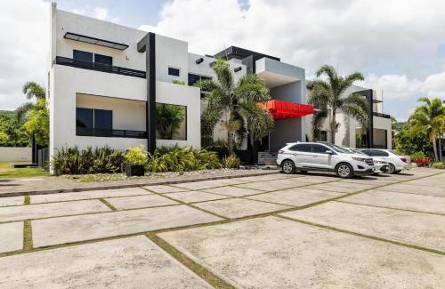 Runaway Bay Apartment | Apt - Gated Community-Sleeps 4-Balcony-Parking