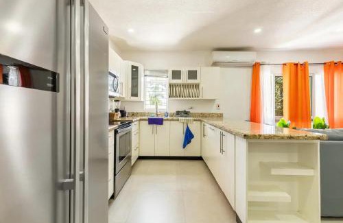 Runaway Bay Apartment | Apt - Gated Community-Sleeps 4-Balcony-Parking