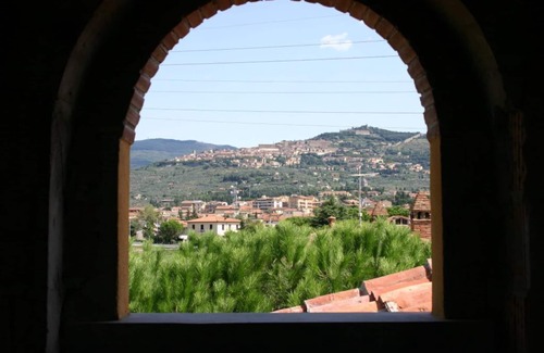 Camucia House | Apt in 19th century farmhouse near Cortona, pool, garden and beautiful views